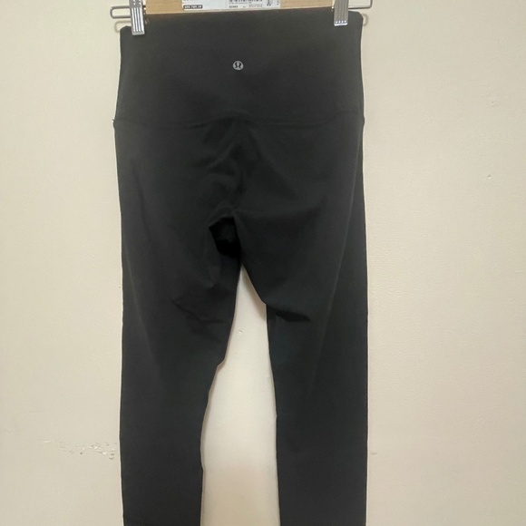 Lululemon High-rise yoga crops - Picture 2 of 4